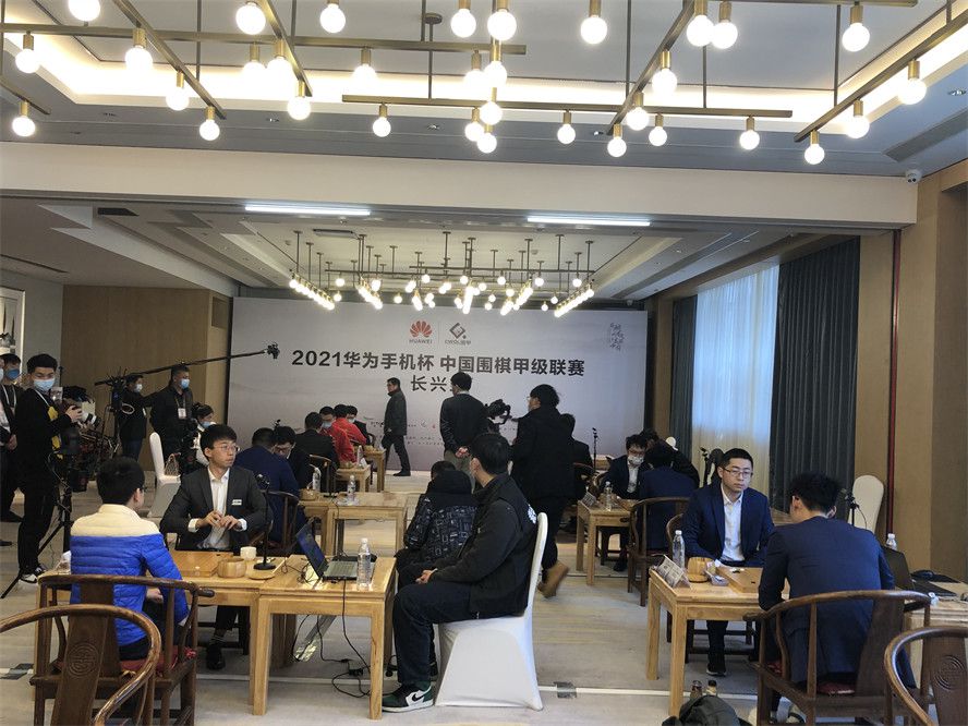 第一视角打斗高能吸睛 笑点爆屏穿越感十足第一视角推理风格颠覆 刷新网大探案片新高度第一也是最为关键的，淘票票用过硬的技术保证了抢票的;快和;稳